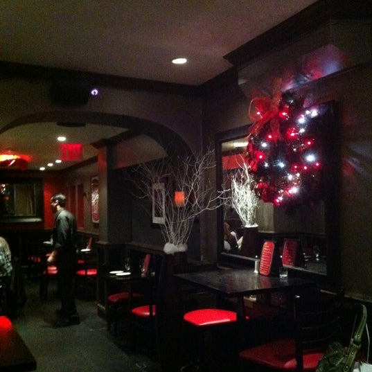 Photo prise au Red 58 Restaurant &amp; Wine Bar par Yuri N. le12/22/2011
