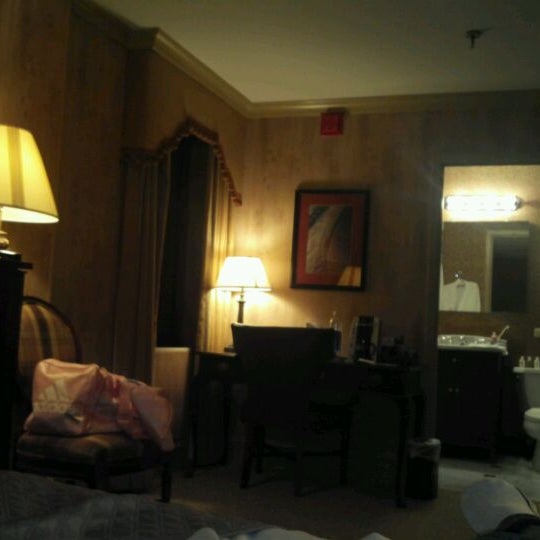Foto diambil di The Dunhill Hotel oleh Ming R. pada 5/14/2012