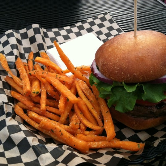2/1/2012 tarihinde Steve S.ziyaretçi tarafından The Burger Guild'de çekilen fotoğraf