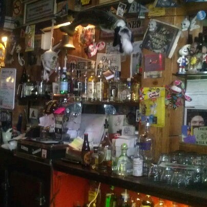 Foto diambil di Tee Off Bar oleh Chad B. pada 6/14/2012