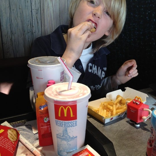 รูปภาพถ่ายที่ McDonald&#39;s โดย Nicole เมื่อ 4/1/2012