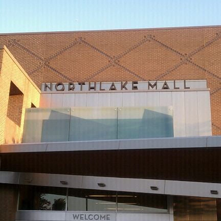 Das Foto wurde bei Northlake Mall von Harold J T. am 8/22/2011 aufgenommen