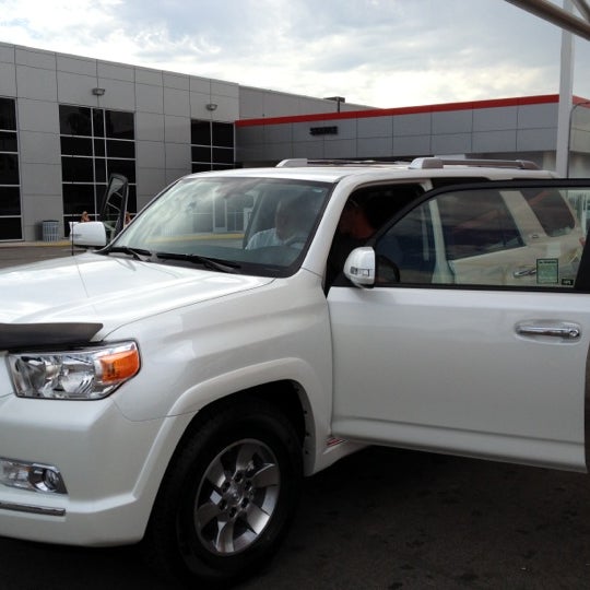 รูปภาพถ่ายที่ Toyota of Orange โดย Daniel A. เมื่อ 8/16/2012