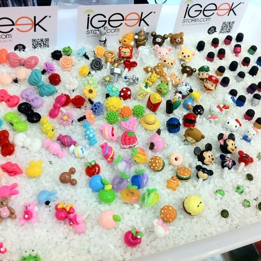 Photo taken at IGeekstore by hen m. on 4/3/2012