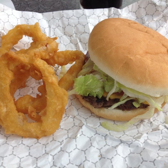 Foto tirada no(a) Edwards Drive-In Restaurant por David W. em 7/26/2012