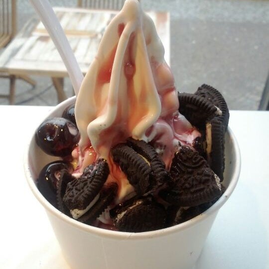 Снимок сделан в Good Q Frozen Yogurt &amp; Cafe пользователем Caspar Clemens M. 1/11/2012