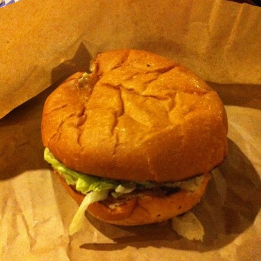 รูปภาพถ่ายที่ Blue Moon Burgers Fremont โดย Stacy C. เมื่อ 2/25/2012