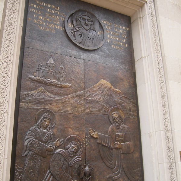 First cathedral of the Armenian Apostolic Church constructed in North America. Named for 5th-century martyr who fought to preserve Armenian Christianity. Doors at main entrance depict Saint Vartan.