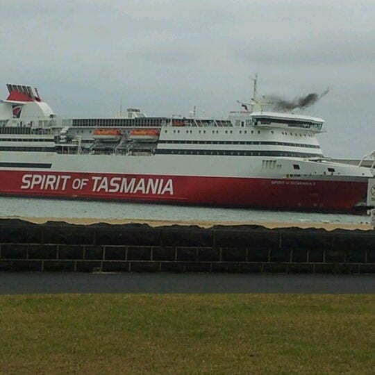 รูปภาพถ่ายที่ Spirit of Tasmania โดย Naomi B. เมื่อ 2/17/2012