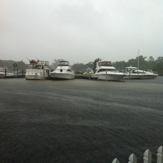 Foto diambil di Turtle Cove Marina oleh Kat Rylee S. pada 6/7/2012