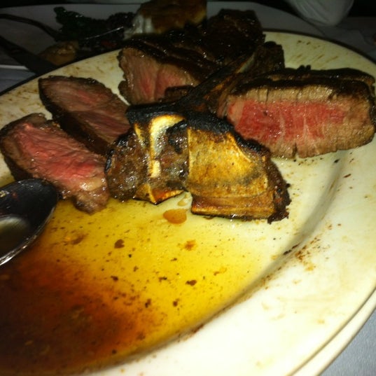 Foto scattata a Insignia Prime Steak &amp; Sushi da David R. il 12/24/2011