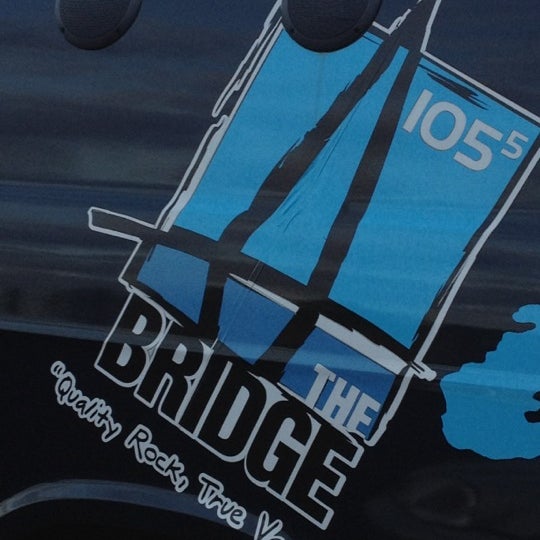 รูปภาพถ่ายที่ The Bridge at 105.5 โดย Jessica T. เมื่อ 3/7/2012