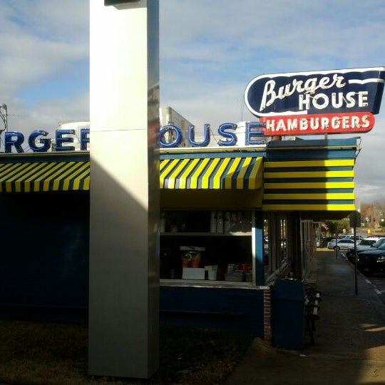 รูปภาพถ่ายที่ Burger House โดย Molly R. เมื่อ 12/26/2011