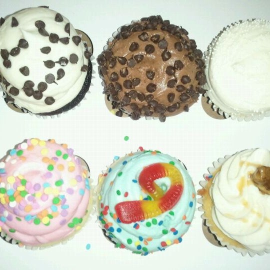 รูปภาพถ่ายที่ Gigi&#39;s Cupcakes โดย DM เมื่อ 10/12/2011