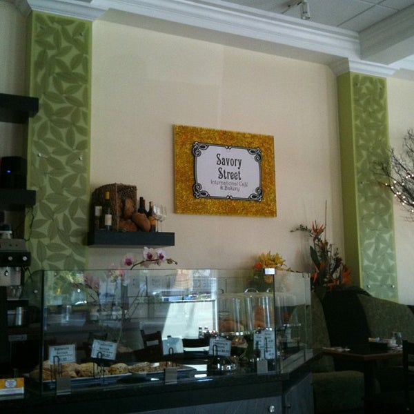 Foto scattata a The Savory Street Café da George M. il 12/5/2011