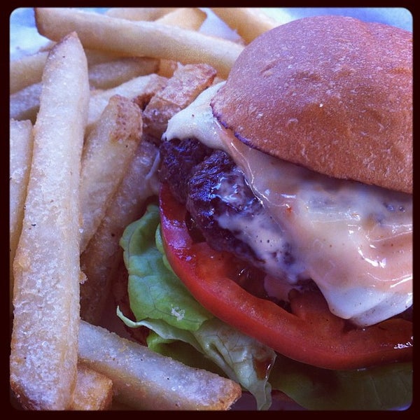 Foto tomada en Sure Thing Burger  por Jen R. el 4/20/2012