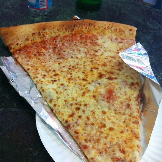 Das Foto wurde bei Jumbo Slice Pizza von Jason D. am 7/4/2012 aufgenommen