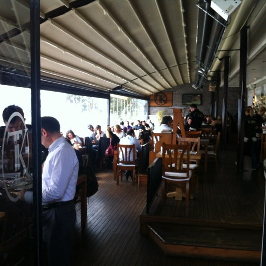 Das Foto wurde bei Taş Kahve Cafe &amp; Restaurant von Taş Kahve E. am 4/1/2012 aufgenommen