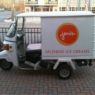 Снимок сделан в Jeni&#39;s Splendid Ice Creams пользователем David A. 3/19/2011