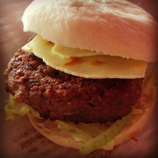 6/26/2012にAdele Y.がApache Burgers &amp; Ribsで撮った写真