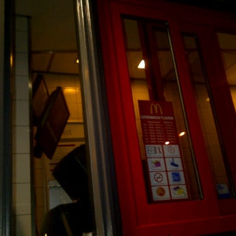 Снимок сделан в McDonald&#39;s пользователем Cas l. 10/31/2011