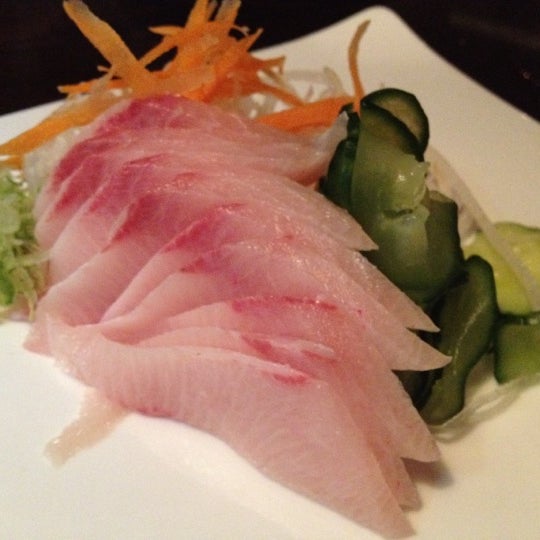 Снимок сделан в Bistro Ka Japanese Restaurant пользователем Joanne 8/17/2012