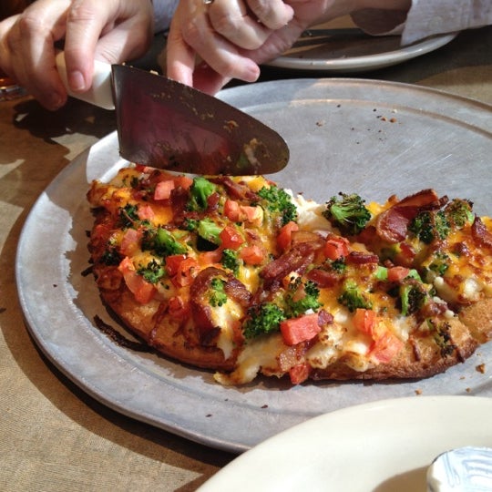Foto diambil di Pizza Luce oleh John L. pada 5/9/2012