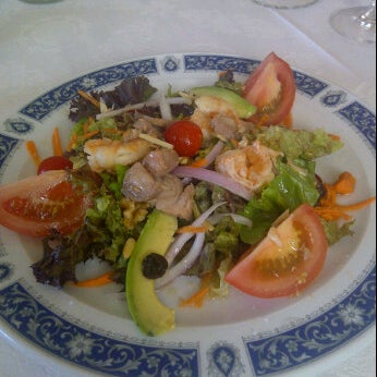Photo taken at Restaurante La Farola by Sergio on 10/24/2011