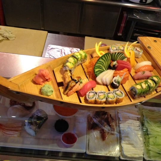 Снимок сделан в Bento Sushi пользователем Freddy M. 7/31/2012