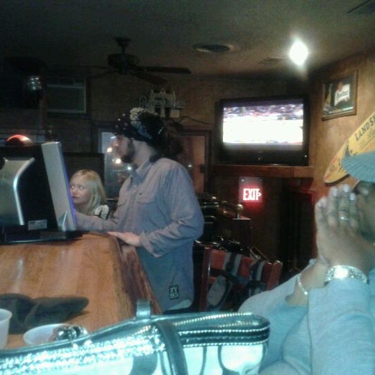 Photo taken at Carvetti&#39;s Grill &amp; Tap House by Kelly V. on 1/13/2012