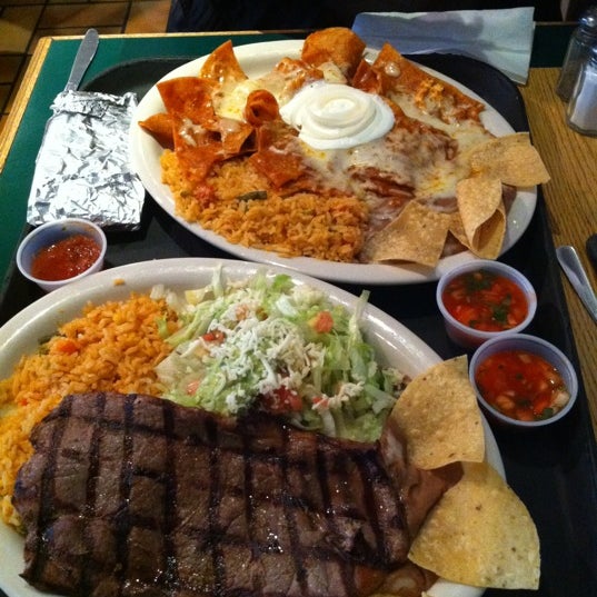 Foto tirada no(a) La Fogata Mexican Restaurant &amp; Catering por Stephen B. em 12/17/2011