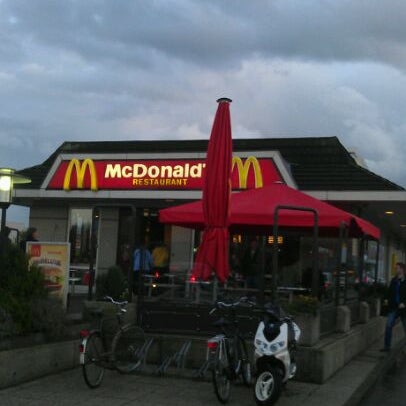 รูปภาพถ่ายที่ McDonald&#39;s โดย Sander H. เมื่อ 10/18/2011