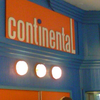 8/31/2011 tarihinde Charles G.ziyaretçi tarafından Continental Modern Pool Lounge'de çekilen fotoğraf