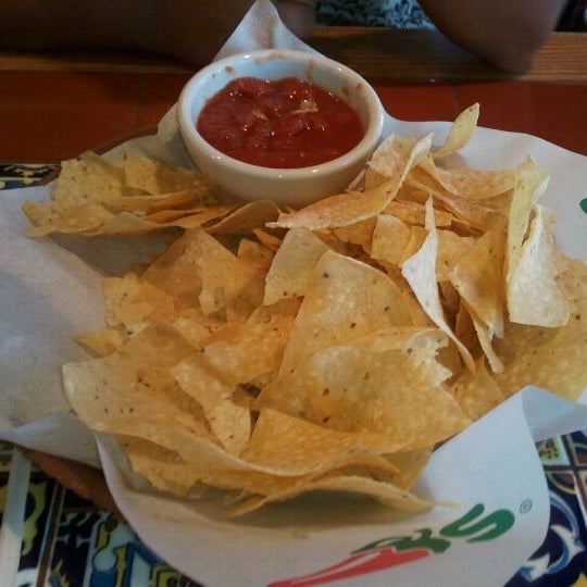 Photo taken at Chili&#39;s Grill &amp; Bar by Sara R. on 8/22/2011