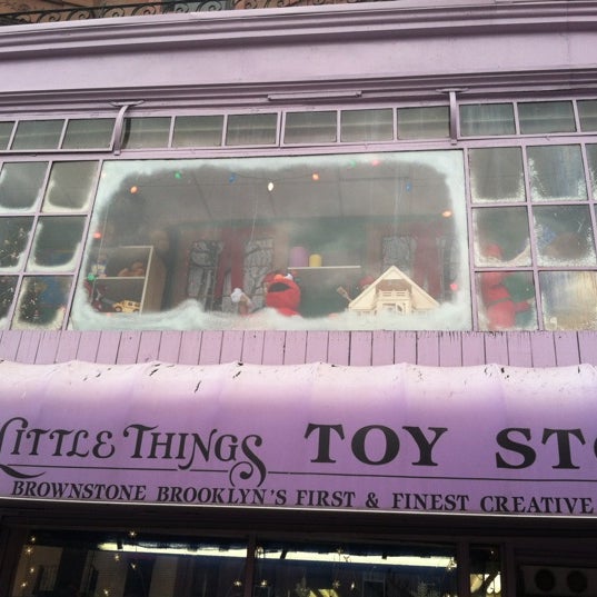 12/17/2011 tarihinde Alex K.ziyaretçi tarafından Little Things Toy Store'de çekilen fotoğraf