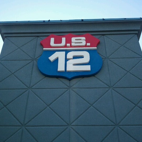 8/17/2012 tarihinde Brian E.ziyaretçi tarafından US-12 Bar &amp; Grill'de çekilen fotoğraf