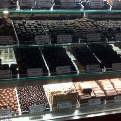 รูปภาพถ่ายที่ The Royal Chocolate โดย Kylie B. เมื่อ 10/4/2011