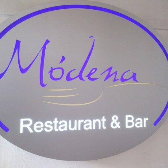 Foto diambil di Módena Restaurant &amp; Bar oleh Daniel M. pada 6/19/2012