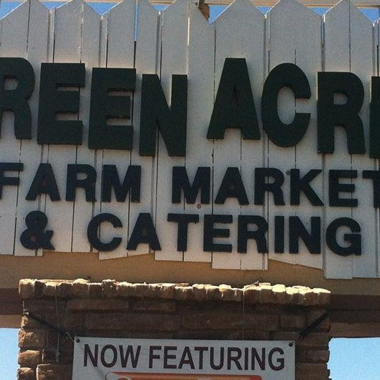 9/1/2012 tarihinde Chrissieziyaretçi tarafından Green Acres Farm Market and Catering'de çekilen fotoğraf