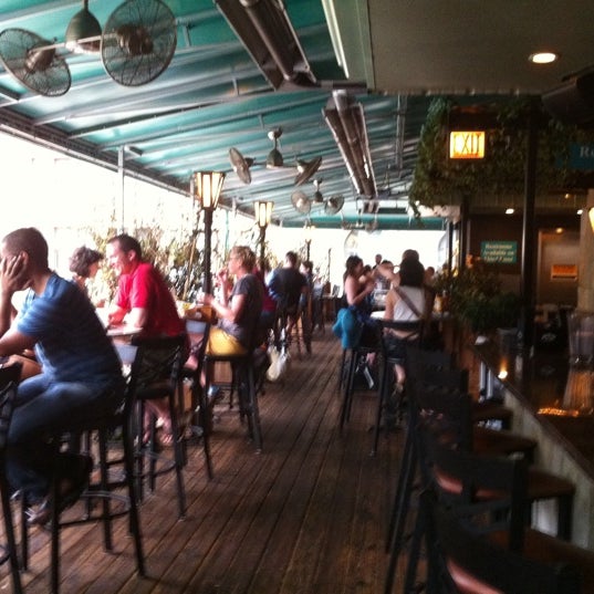 Foto diambil di Plymouth Restaurant &amp; Rooftop Bar oleh L M. pada 6/4/2011