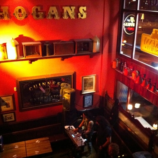 Foto scattata a Hogan&#39;s Bar &amp; Restaurant da Jose G. il 10/12/2011