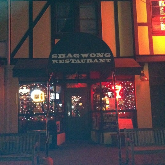 Foto scattata a Shagwong Restaurant da Alisa O. il 12/18/2011
