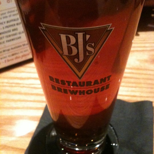 Photo taken at BJ&#39;s Restaurant &amp; Brewhouse by Stephanie H. on 11/12/2011