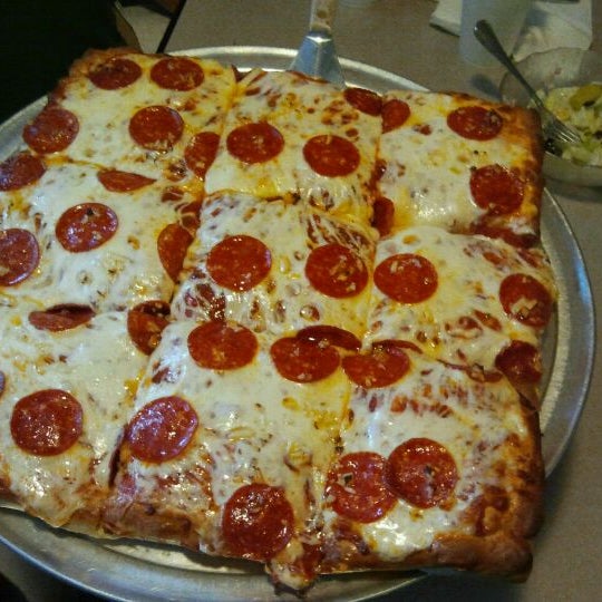รูปภาพถ่ายที่ Mama&#39;s Pizza โดย Crystal L. เมื่อ 1/26/2012