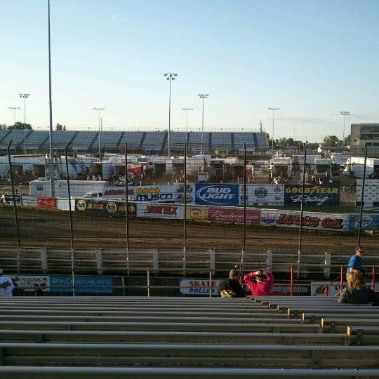 รูปภาพถ่ายที่ Knoxville Raceway โดย Teag K. เมื่อ 6/3/2012
