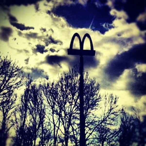รูปภาพถ่ายที่ McDonald&#39;s โดย Laurens t. เมื่อ 5/21/2012
