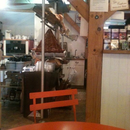 6/12/2012에 Mara M.님이 Artisan Foods Bakery &amp; Café에서 찍은 사진