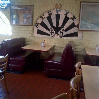รูปภาพถ่ายที่ Mestizo Restaurant โดย Matthew D. เมื่อ 11/15/2011