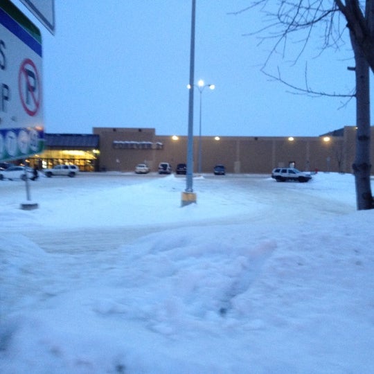 รูปภาพถ่ายที่ Dimond Center Mall โดย Chris W. เมื่อ 2/27/2012
