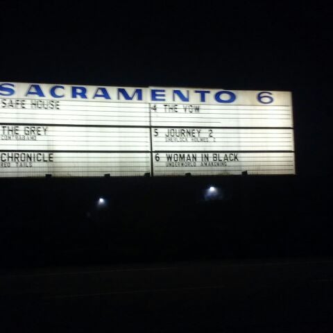 รูปภาพถ่ายที่ West Wind Sacramento 6 Drive-In โดย Joseph C. เมื่อ 2/11/2012